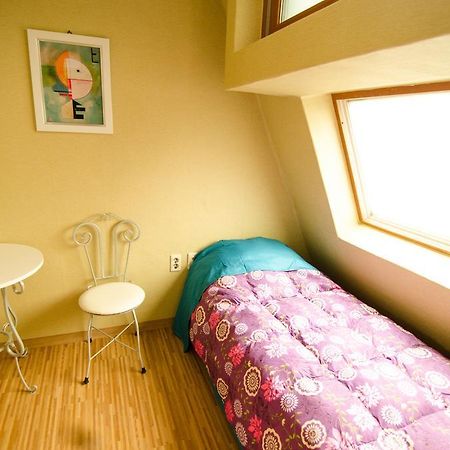 Kimchee Sinchon Guesthouse Seul Oda fotoğraf