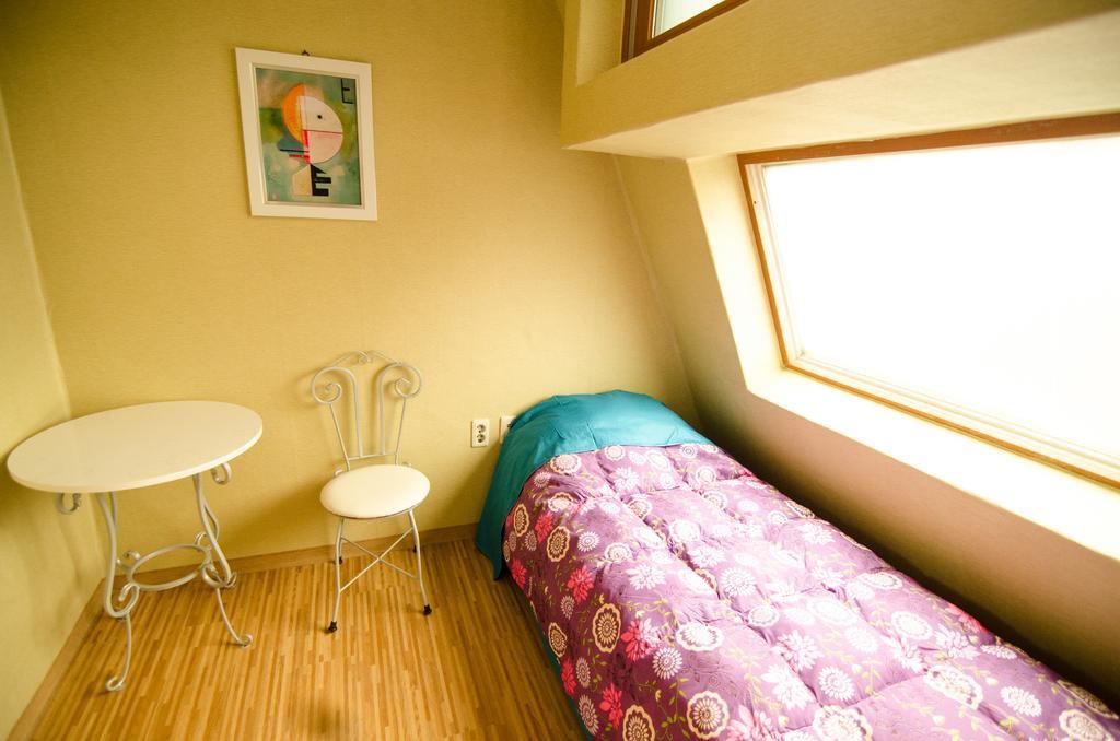 Kimchee Sinchon Guesthouse Seul Oda fotoğraf